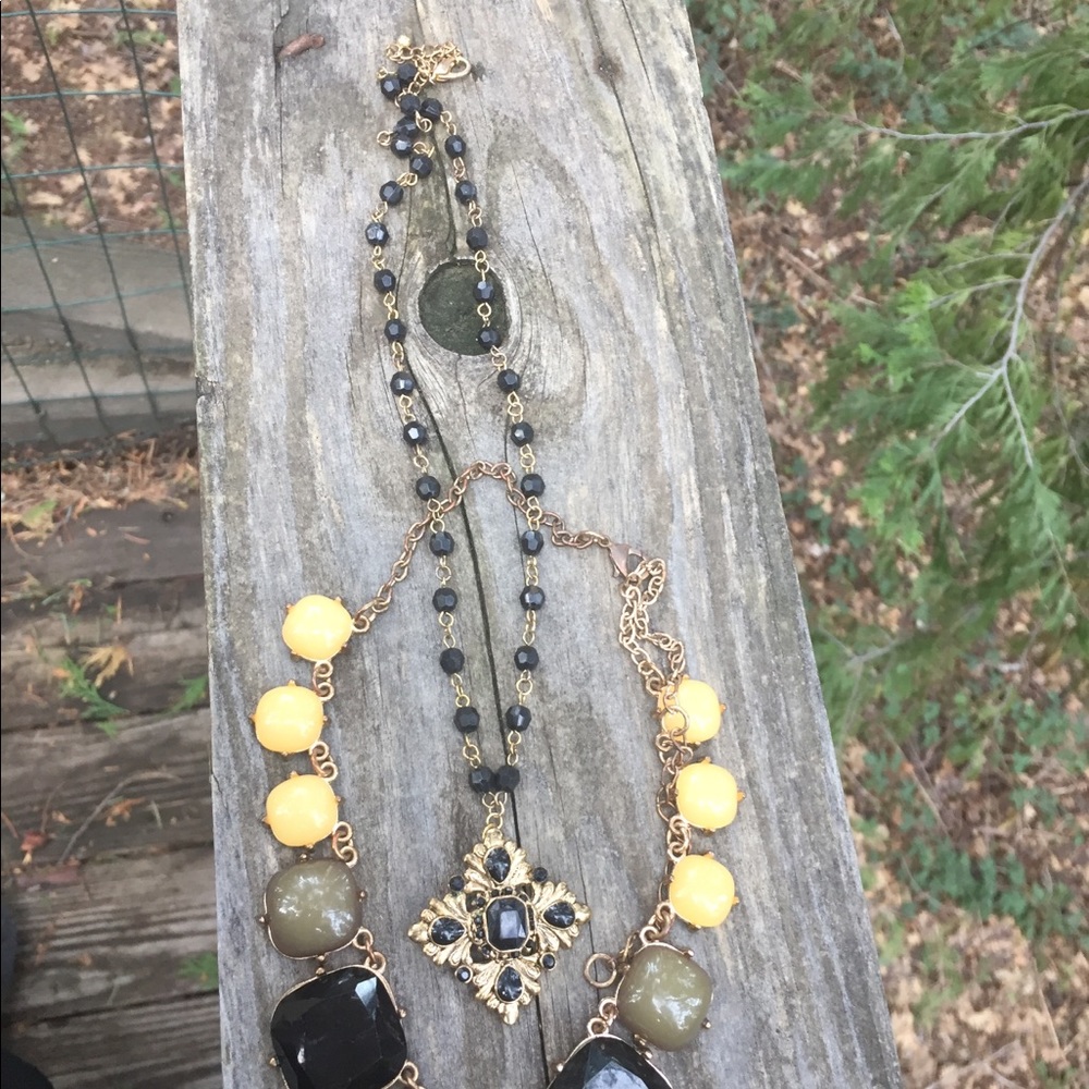 Vintage statement piece necklaces in black / gold - Picture 3 of 4